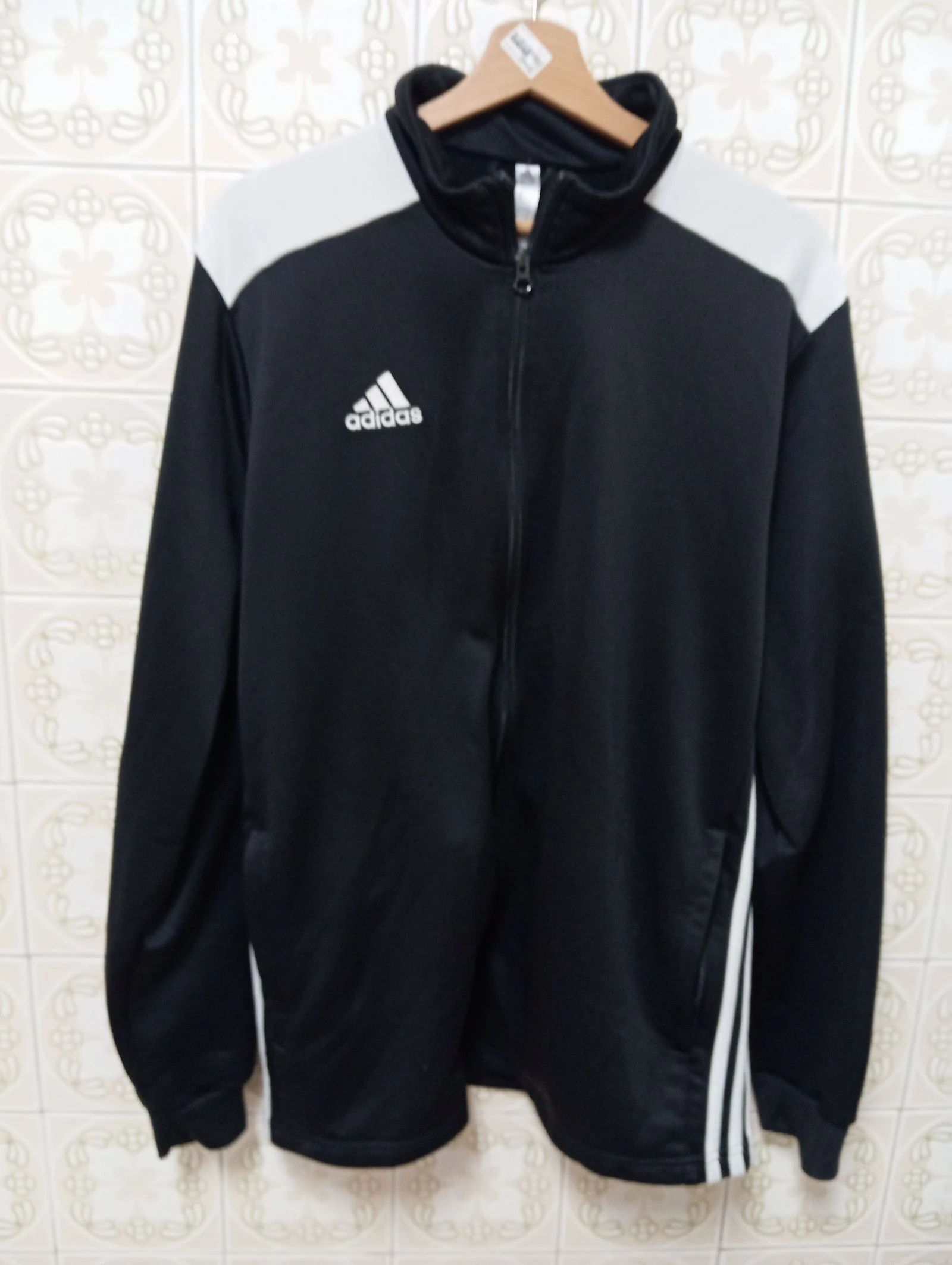 Chaqueta deportiva Adidas negra y blanca talla XL